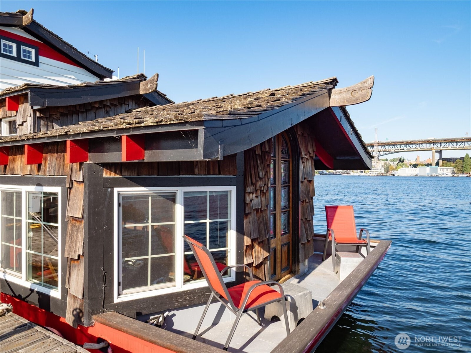Board the houseboat and instantly find fixtures of convenience: a kayak storage spot and the perfect place to exit onto the lake in one.