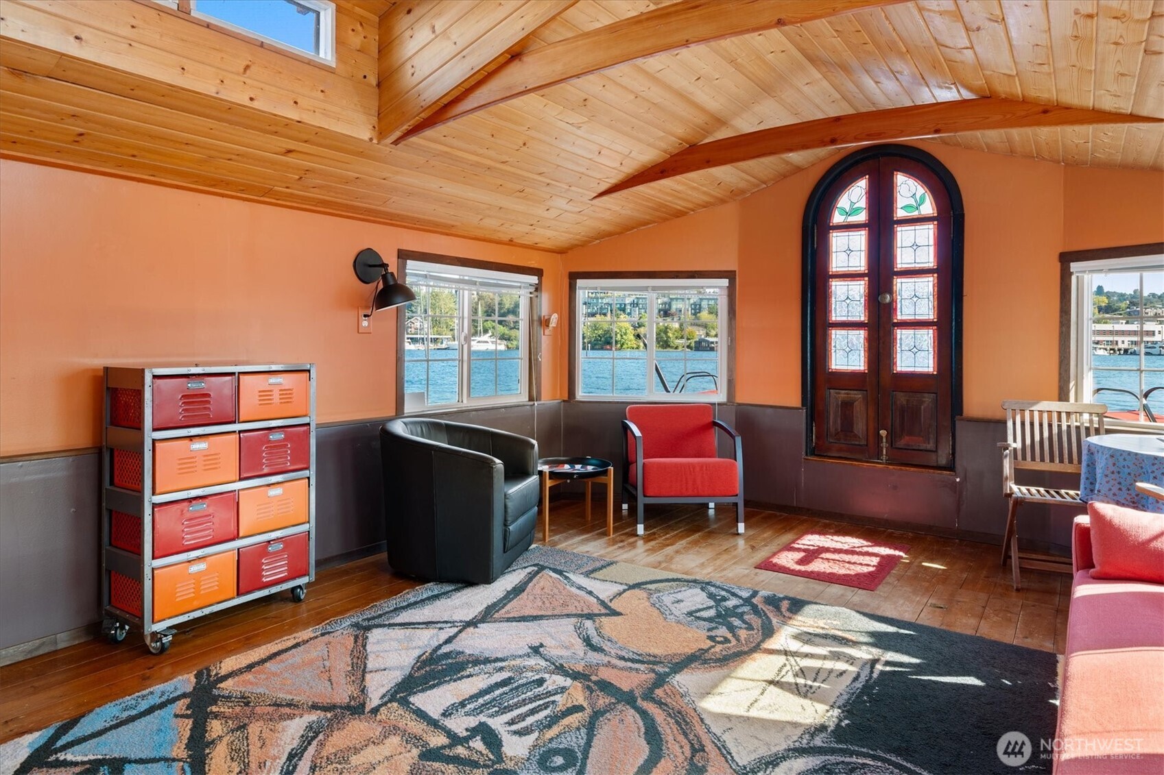 The houseboat opens into the kitchen, which is defined by its wide composition and intelligent layout.