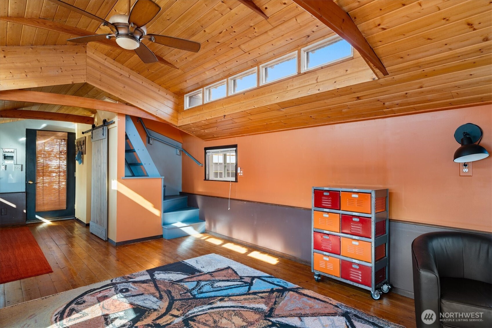 Excellent for visitors and even better relished solo, the living space is breathable and bright.