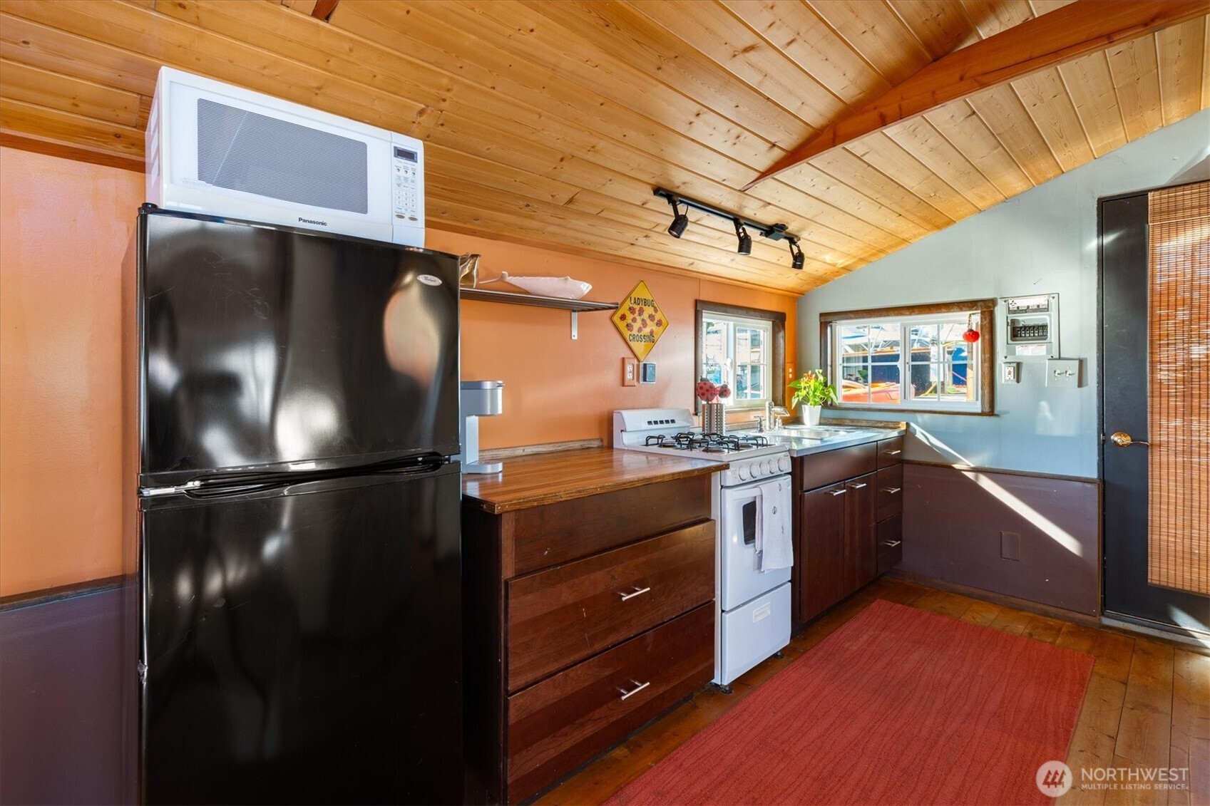 From meal prep to last-minute family dinners, the kitchen space is ready for any challenge.