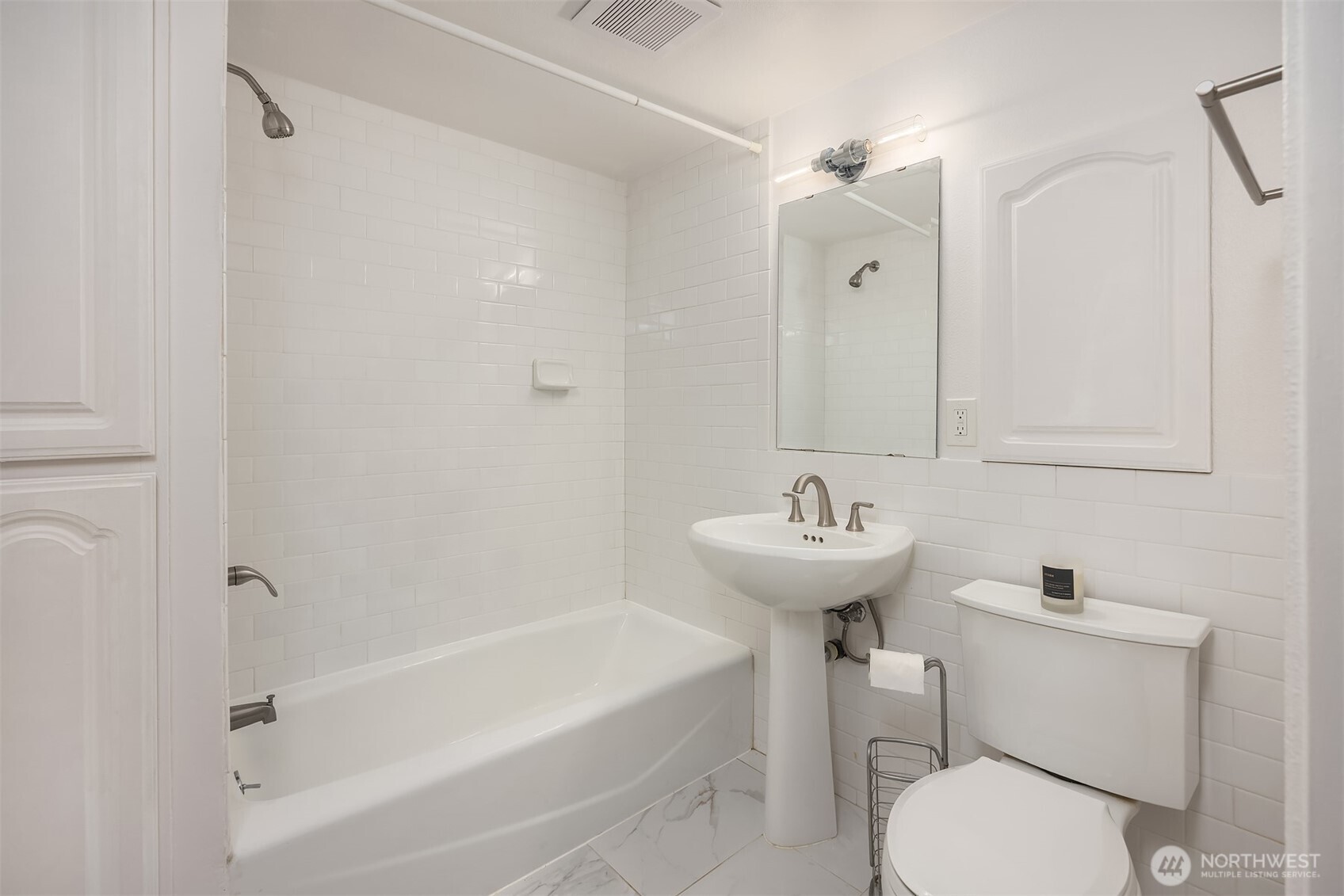 A big landing creates an open and welcoming ambiance