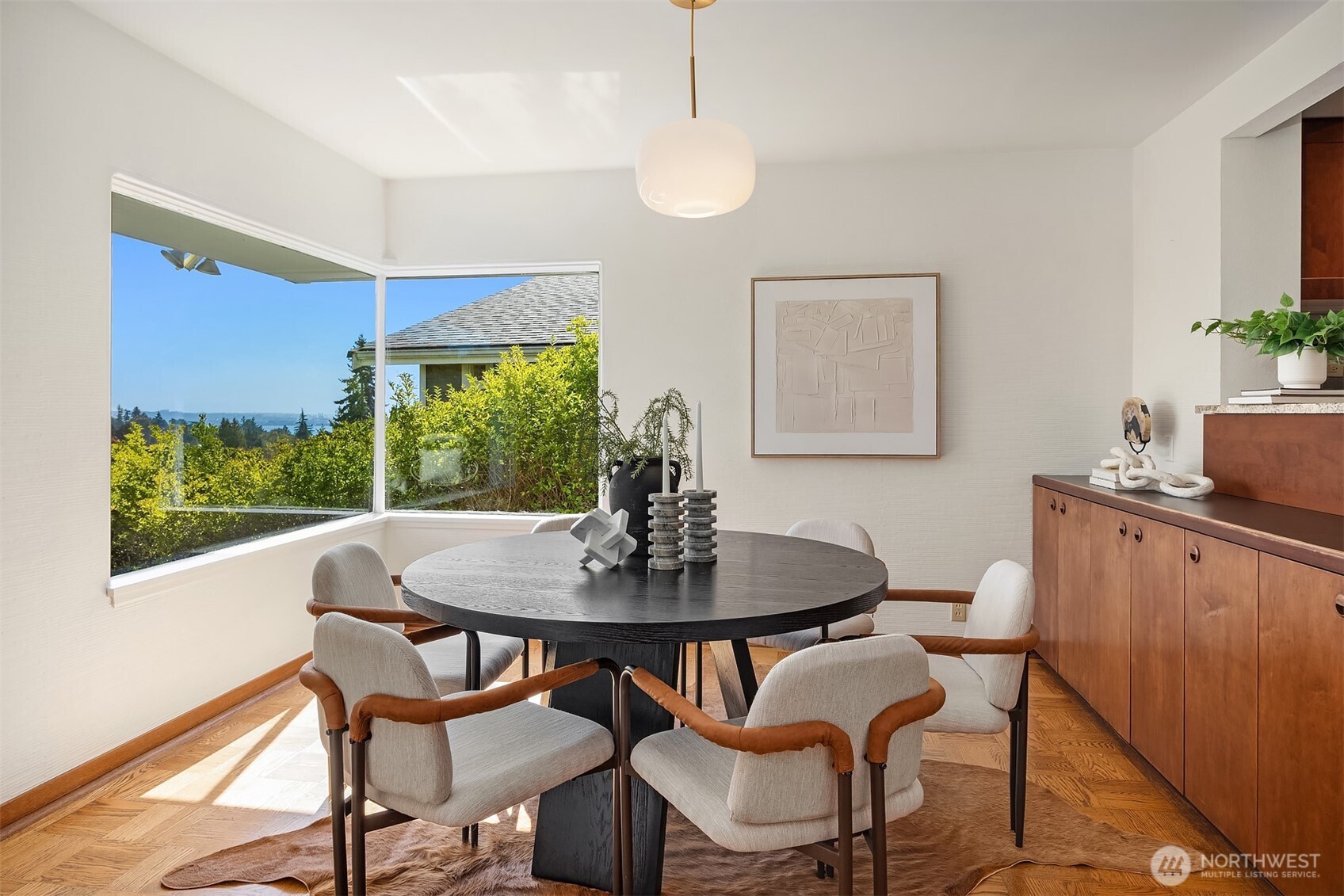 Big views and midcentury vibes with original built-ins