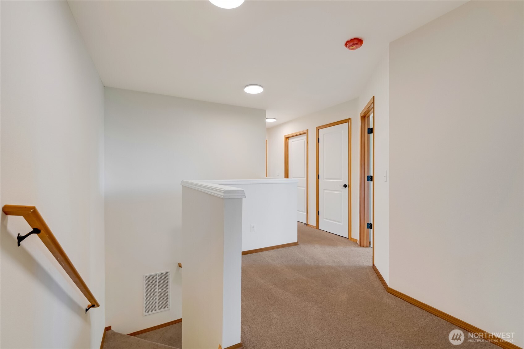 Spacious hallway, good for desk