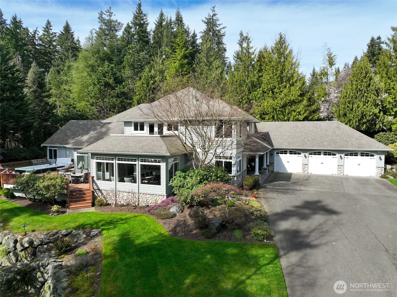 Welcome home to your peaceful retreat! Lives like a Rambler.