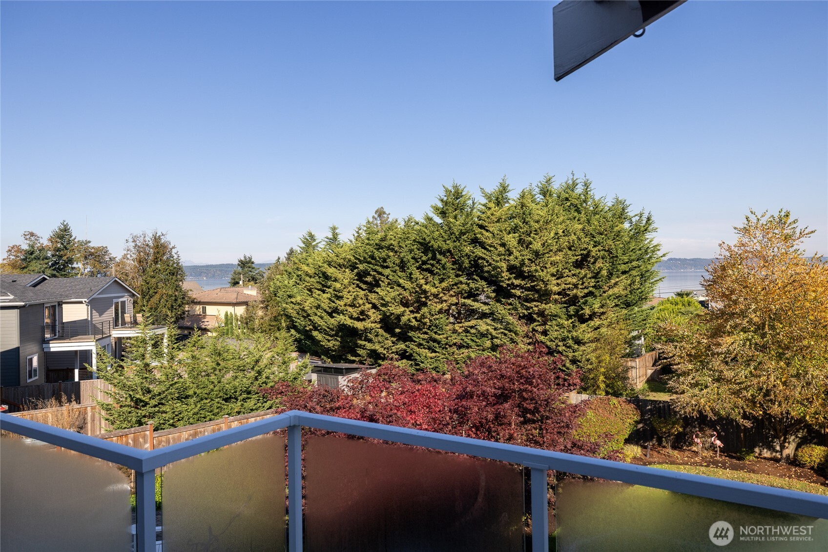 Huge additional bedroom with tall ceilings