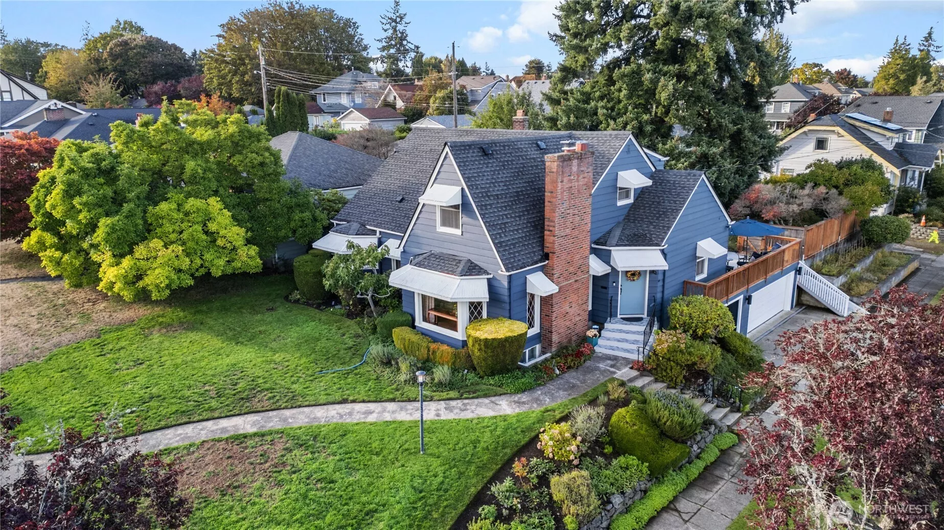 Welcome to perfection in the heart of the Proctor District- AND just a hop, skip, and a jump from Old Town, the waterfront, and the glorious University of Puget Sound. Location, location, location.