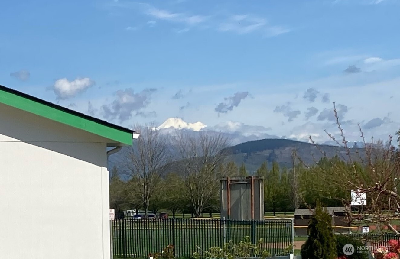 View of Mount Baker, zoomed in