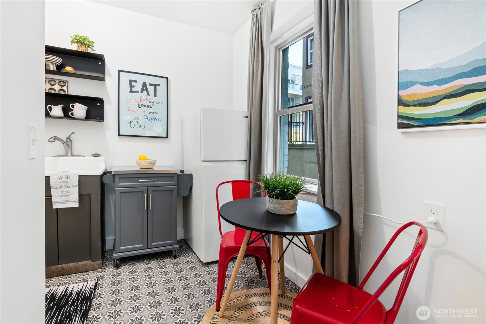 Space for table and chairs in the kitchen next to the window
