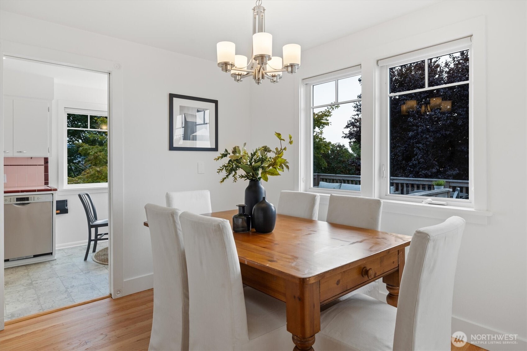 With direct connection to both the kitchen and living areas, it’s perfectly designed for everyday meals as well as more formal entertaining.