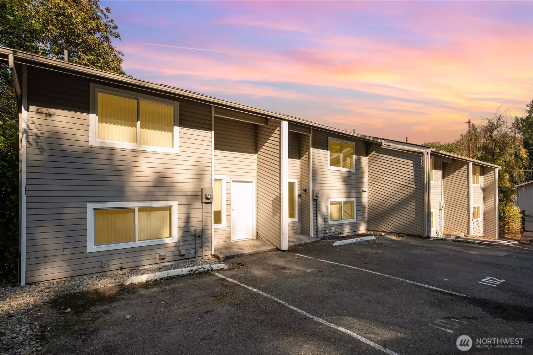 Step into the warmth of this enchanting condo nestled on Lea Hill, where charm meets convenience.