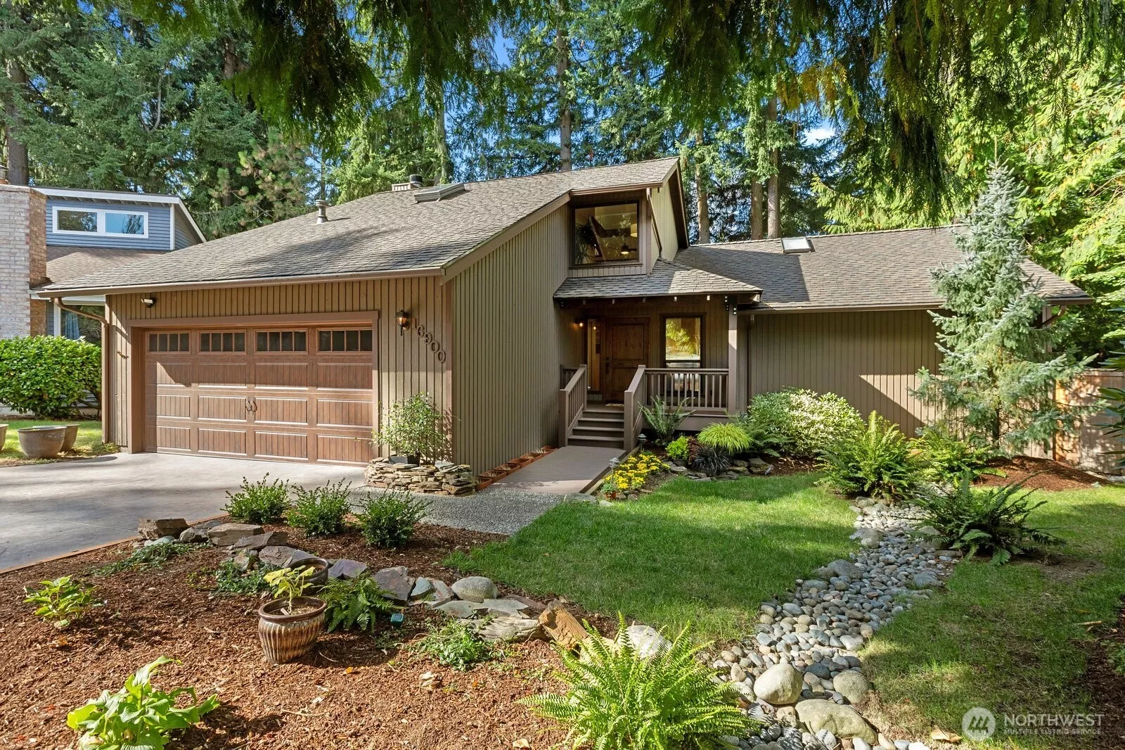 Welcome to one of Education Hill's true gems! Newly updated with high-end finishes there is so much to love here!