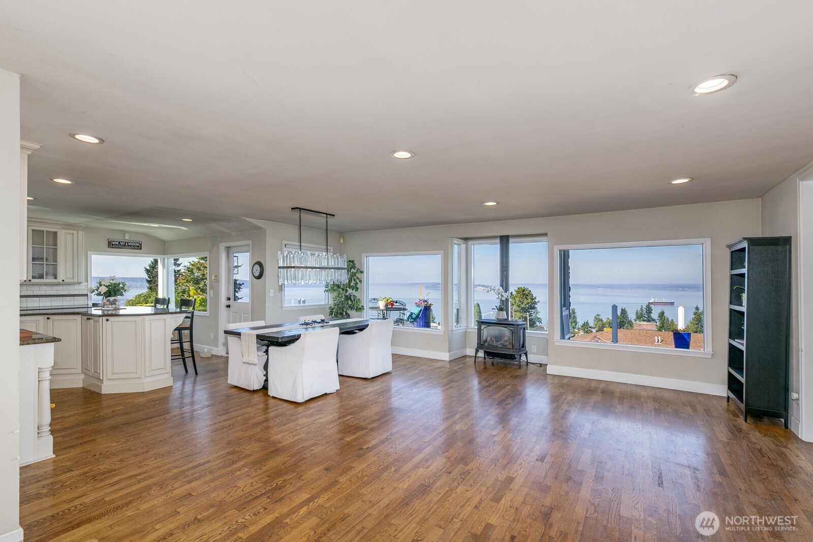 Main floor open concept dinning kitchen & living room