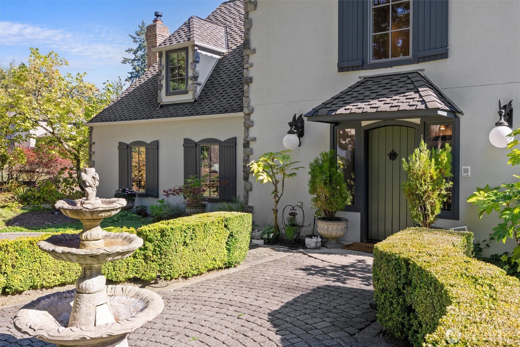 Welcome to this exquisite chateau in Holmes Pointe.