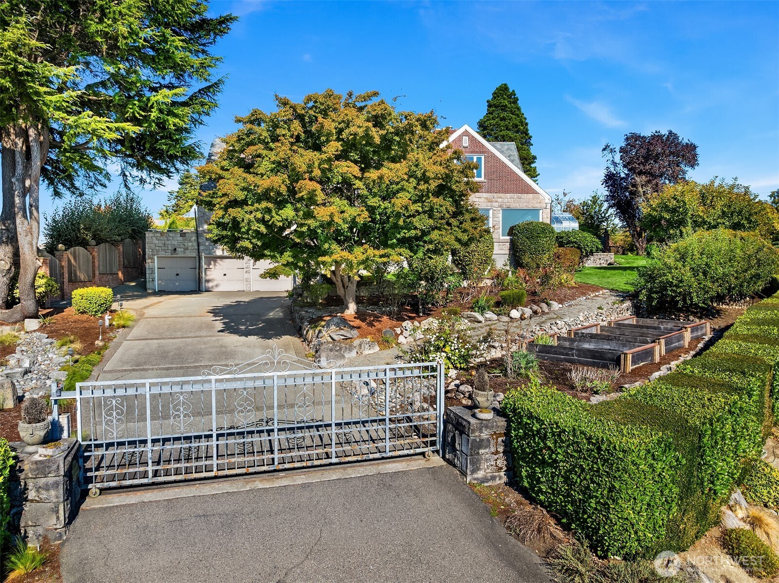 Lush gardens, gated grounds and privacy