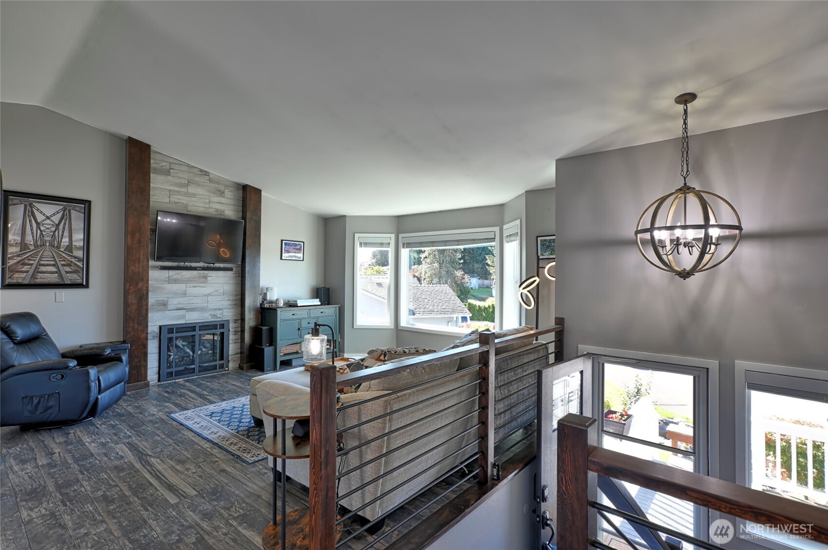 Light & Bright Living... Light & Bright Living...