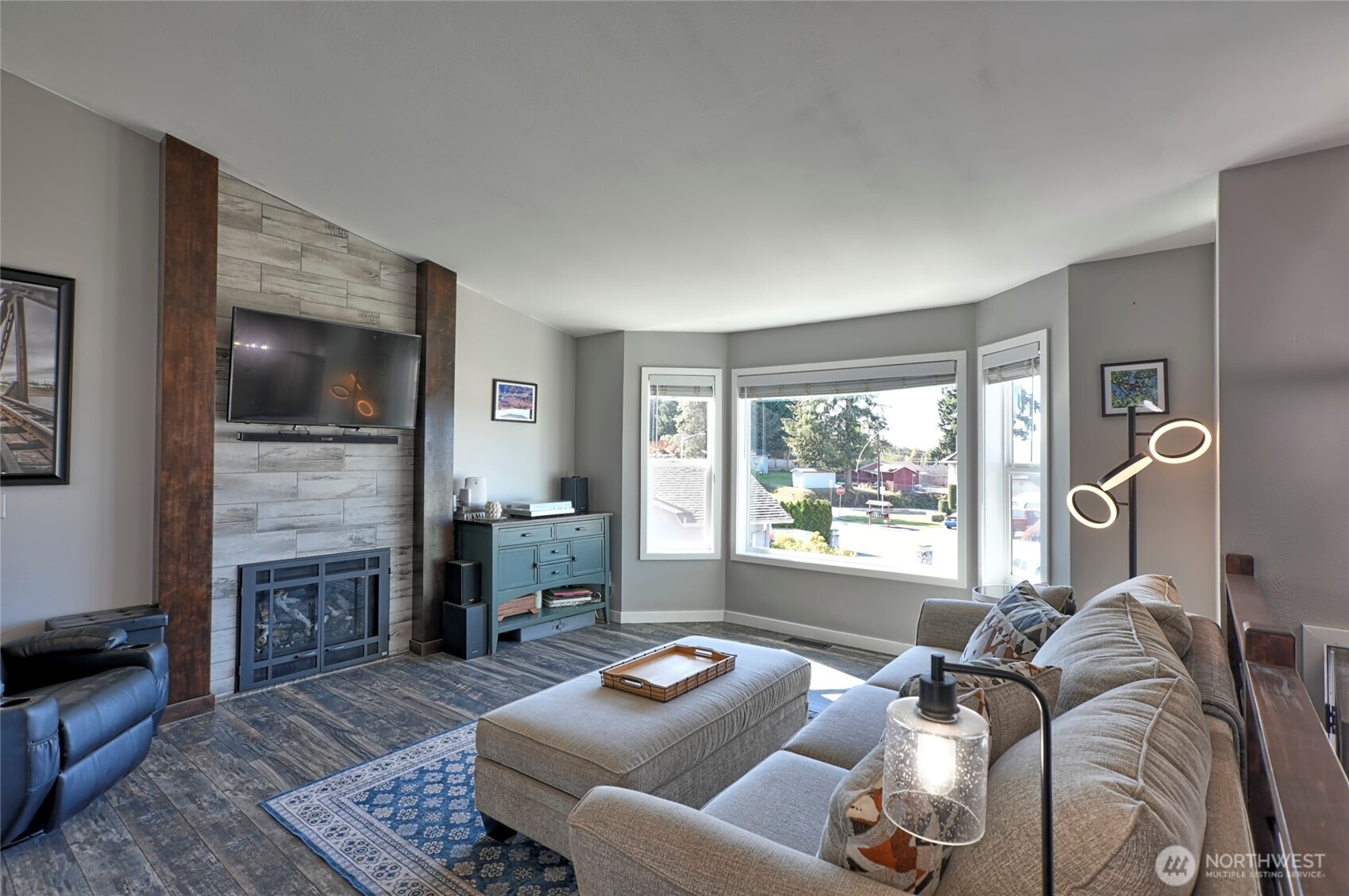 Light & Bright Living... Light & Bright Living...