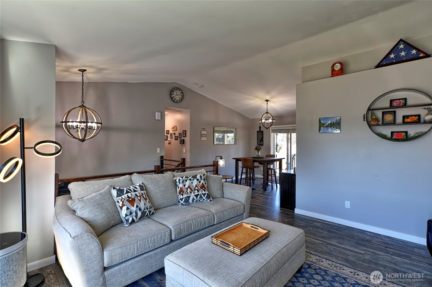 Light & Bright Living... Light & Bright Living...