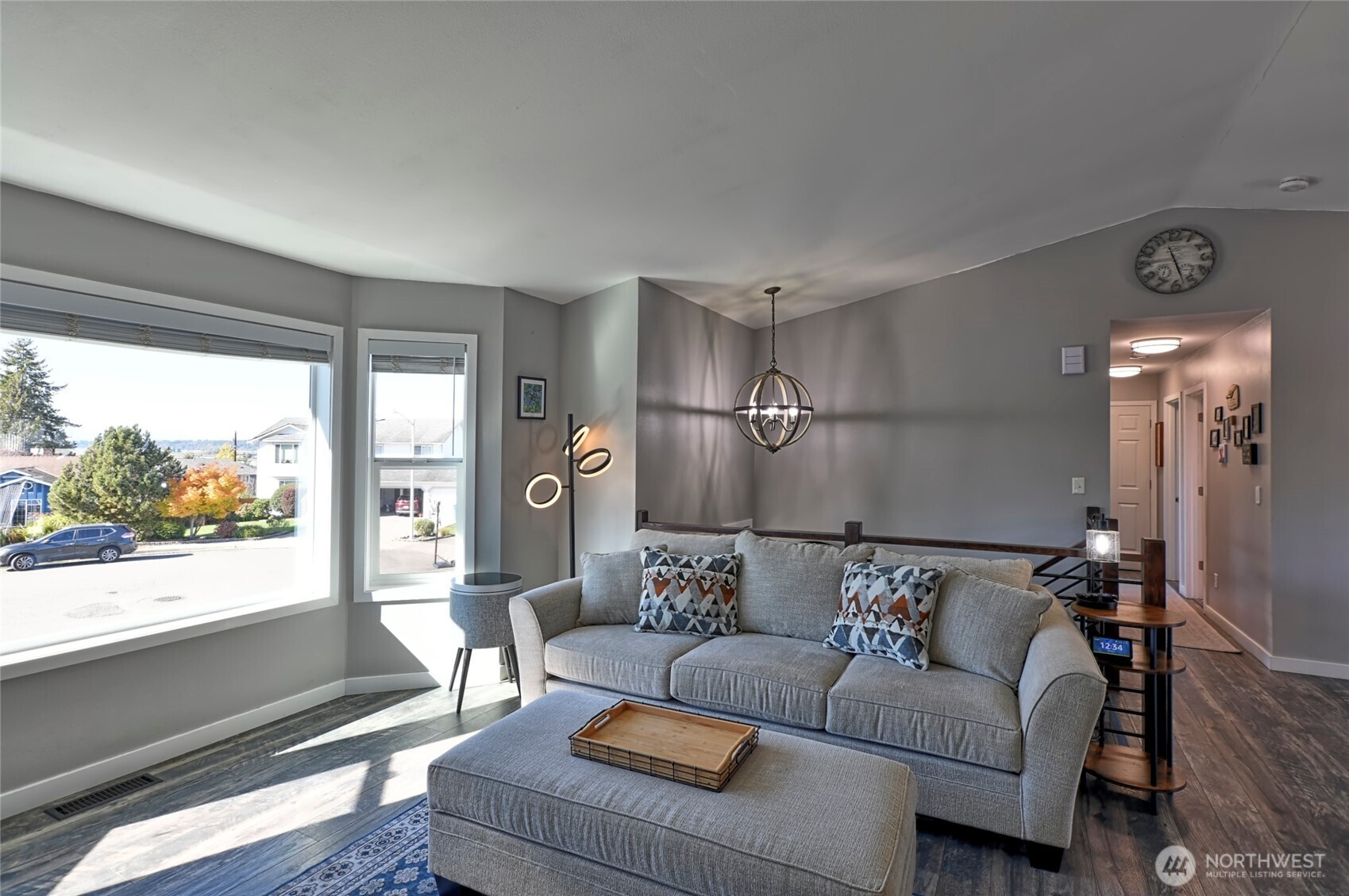 Light & Bright Living... Light & Bright Living...