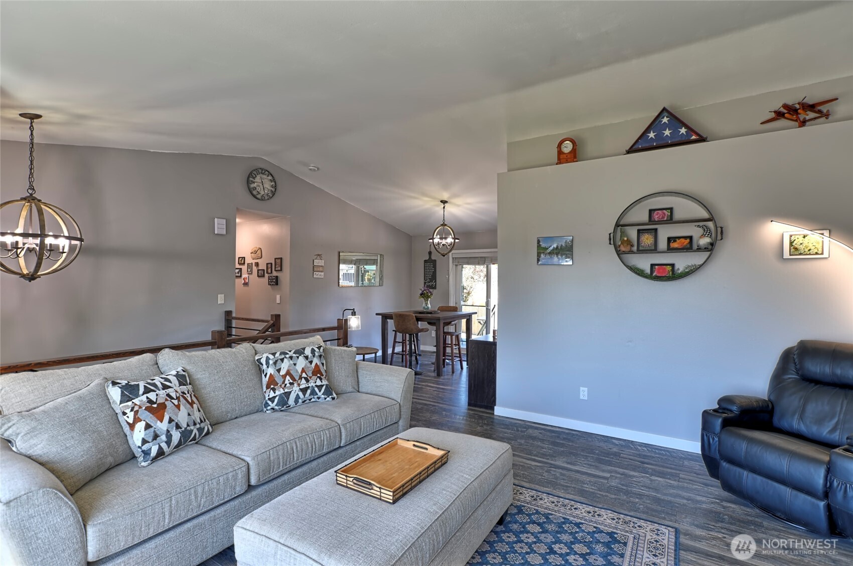 Light & Bright Living... Light & Bright Living...