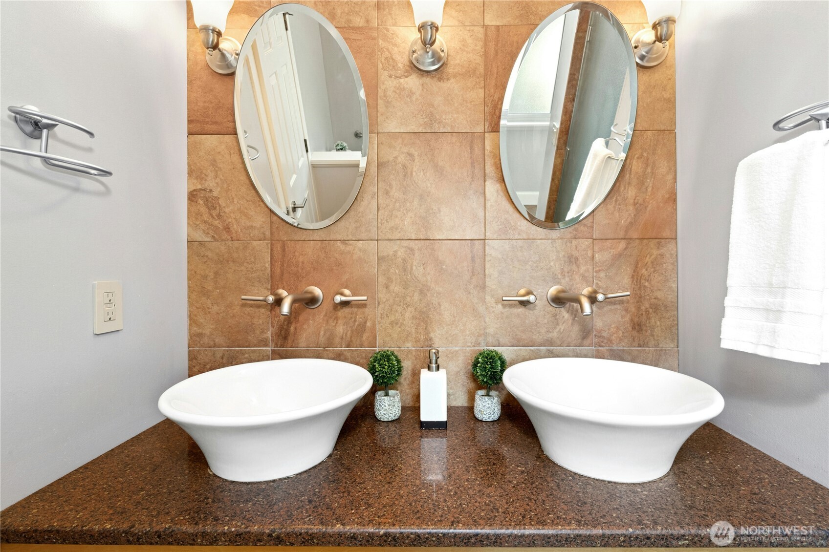 Updated Ensuite Primary Bathroom