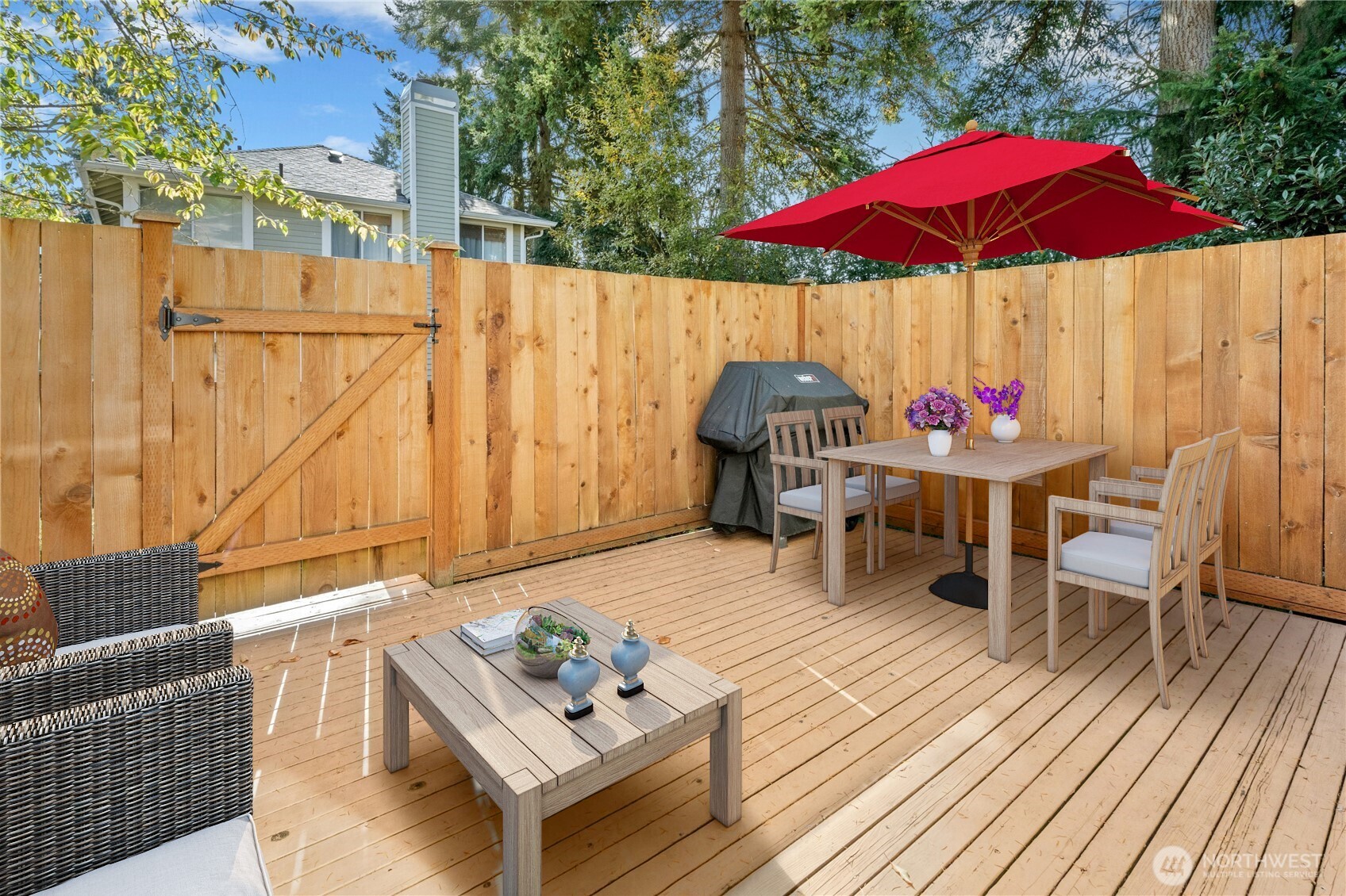 Fully fenced Second Deck in the back