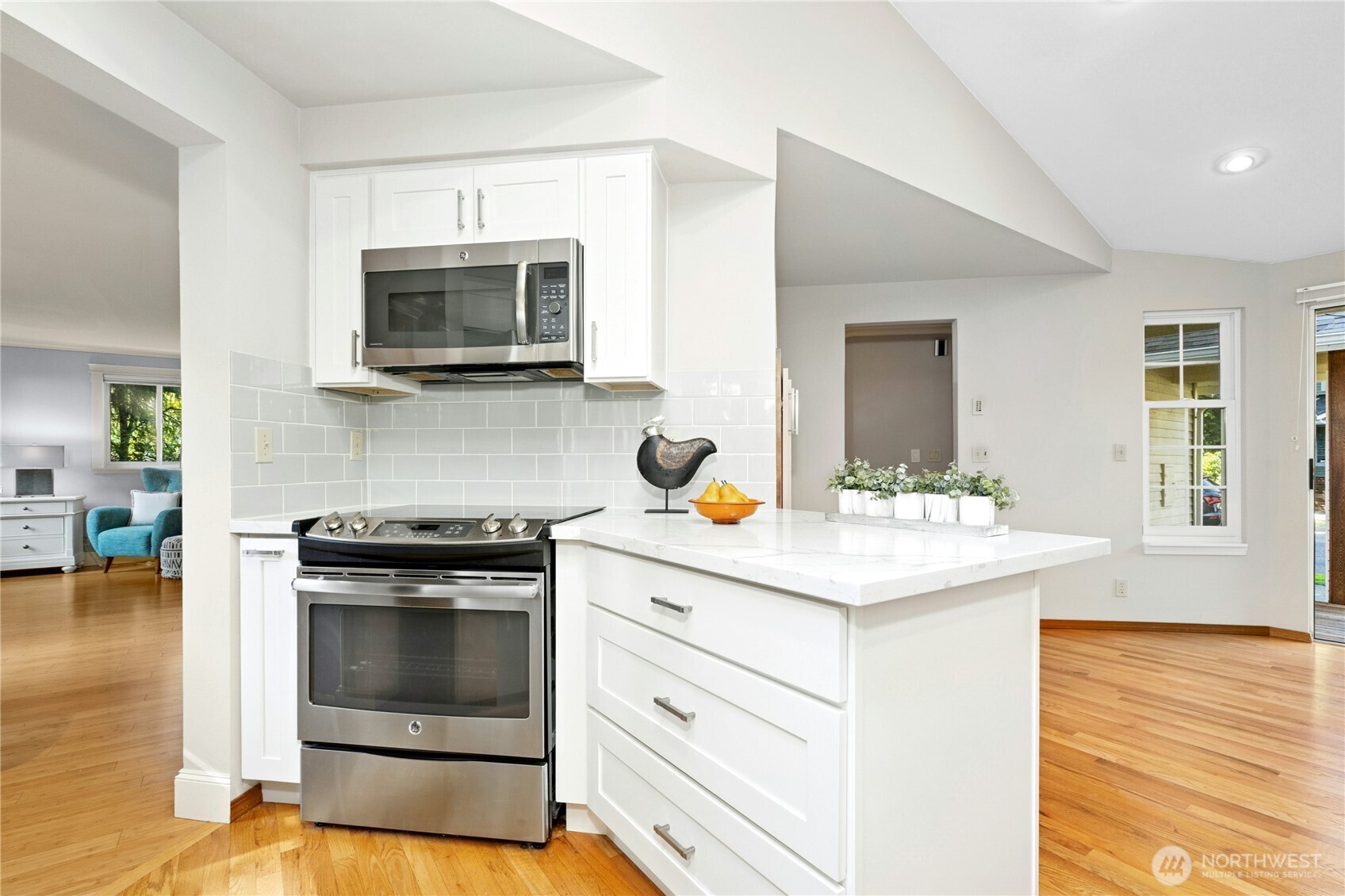 ...with handy peninsula