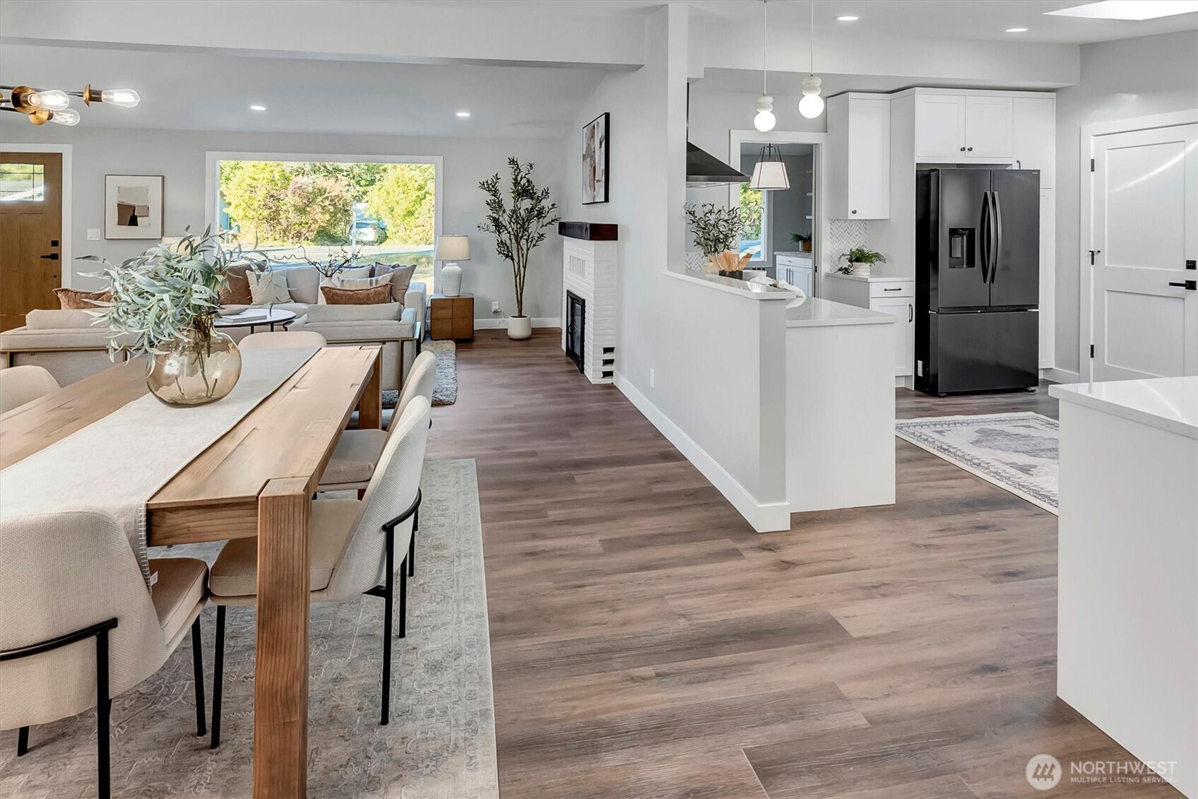 Relationship of kitchen & dining area to the living room