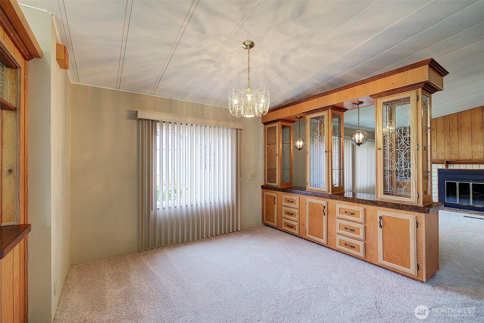 Formal dining room w/built-ins