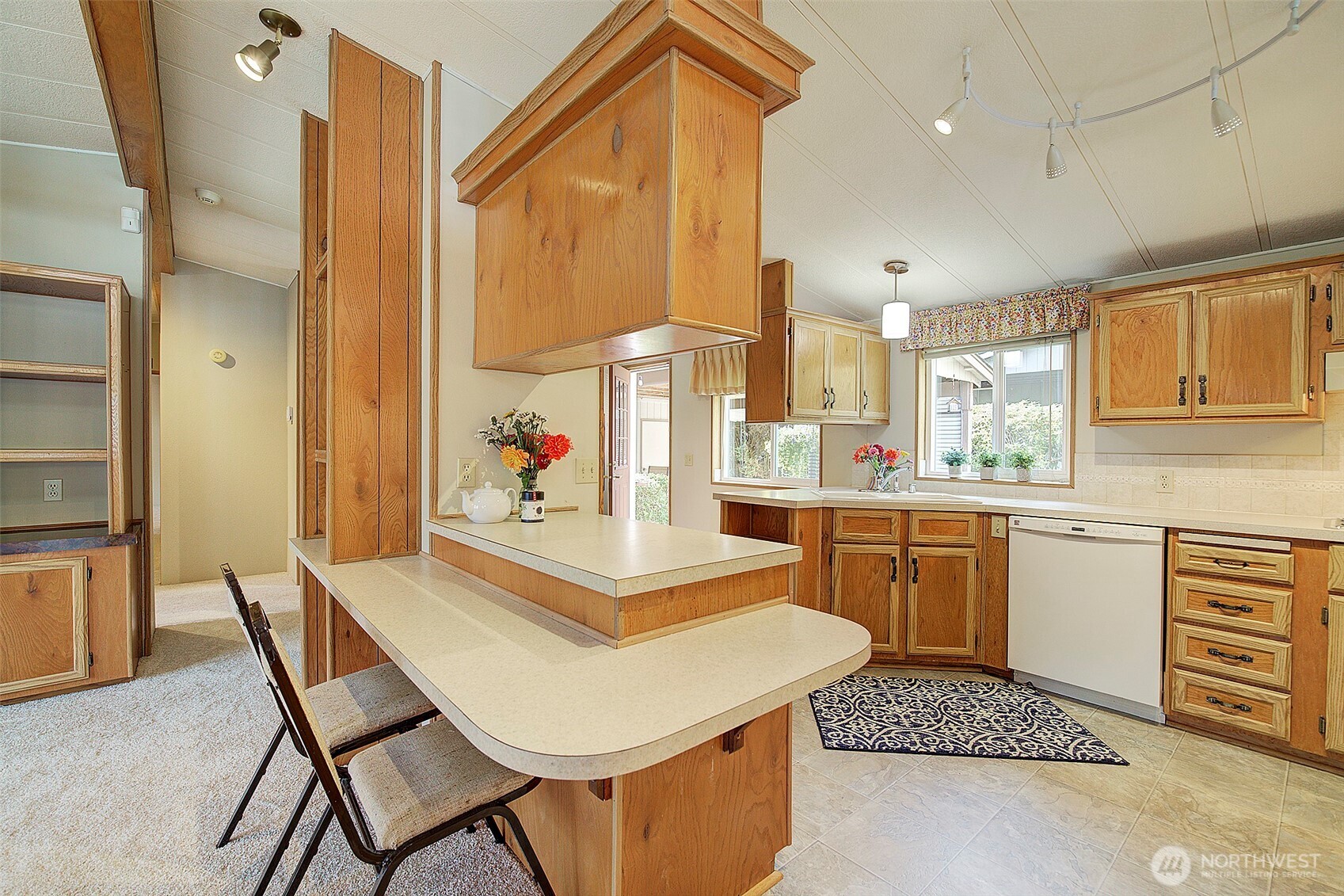 Open kitchen w/breakfast bar