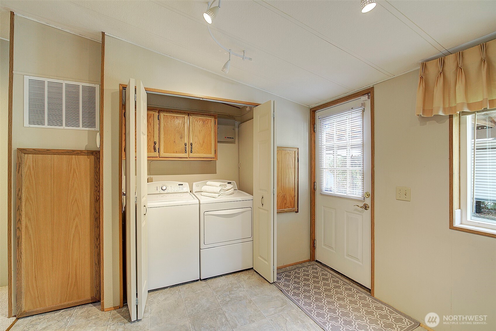 Kitchen eating area /washer & dryer, side door to carport