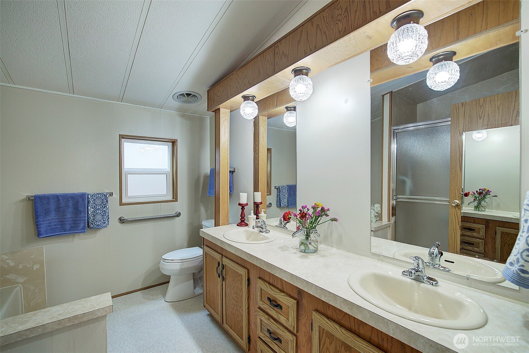 Ensuite w/double sinks, shower & separate bathtub