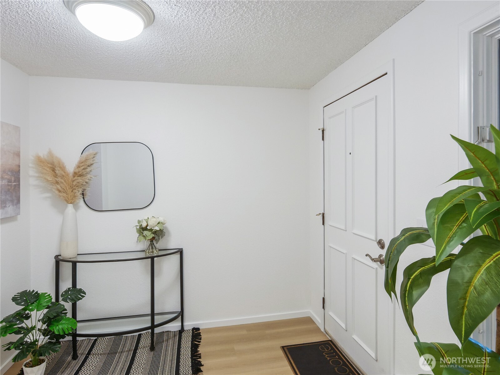 Welcoming entry area with ample space!