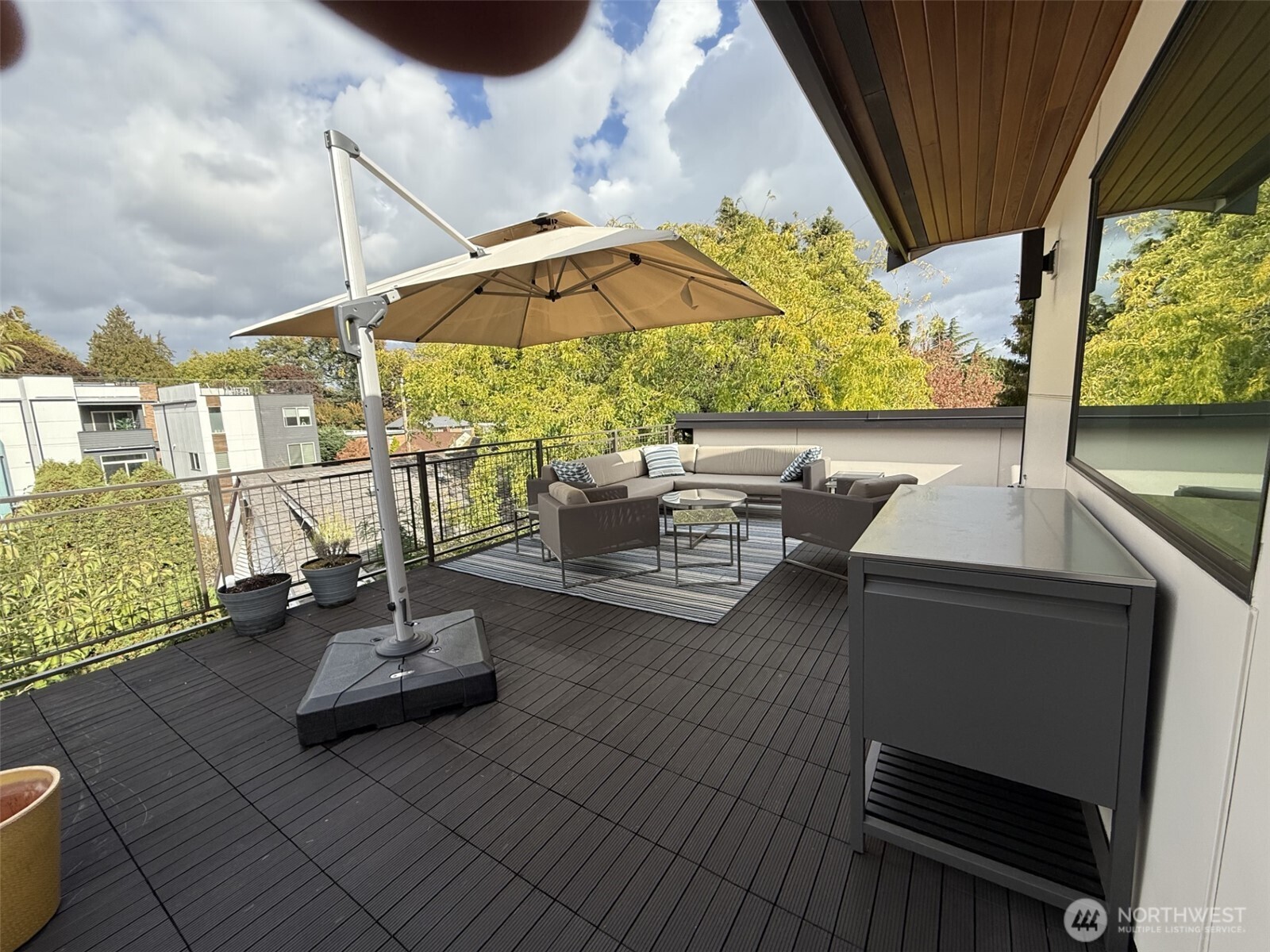 Spacious roof top terrace