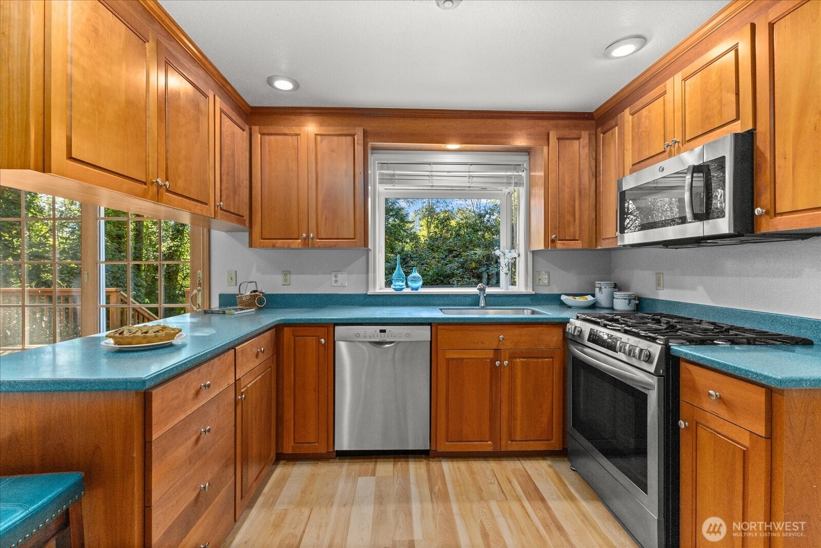 Kitchen with garden window, great for growing the herbs