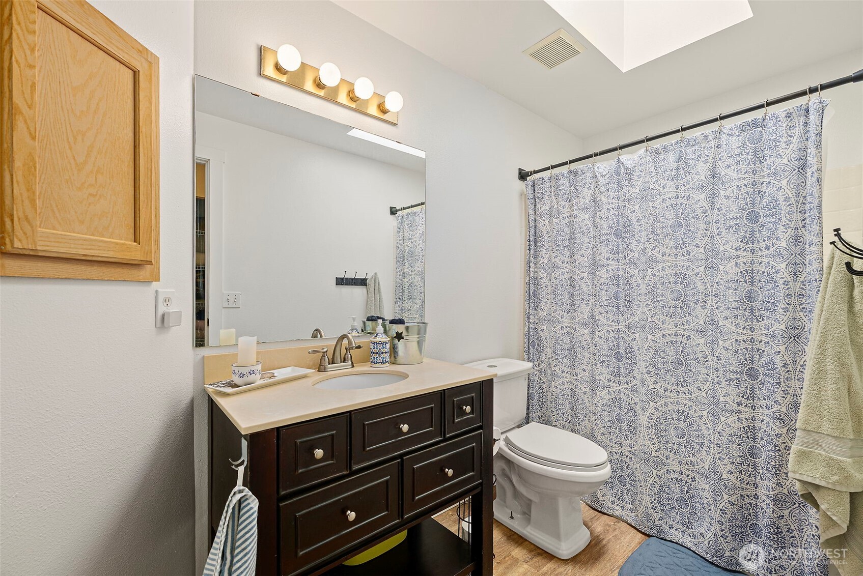 Upstairs Full bathroom