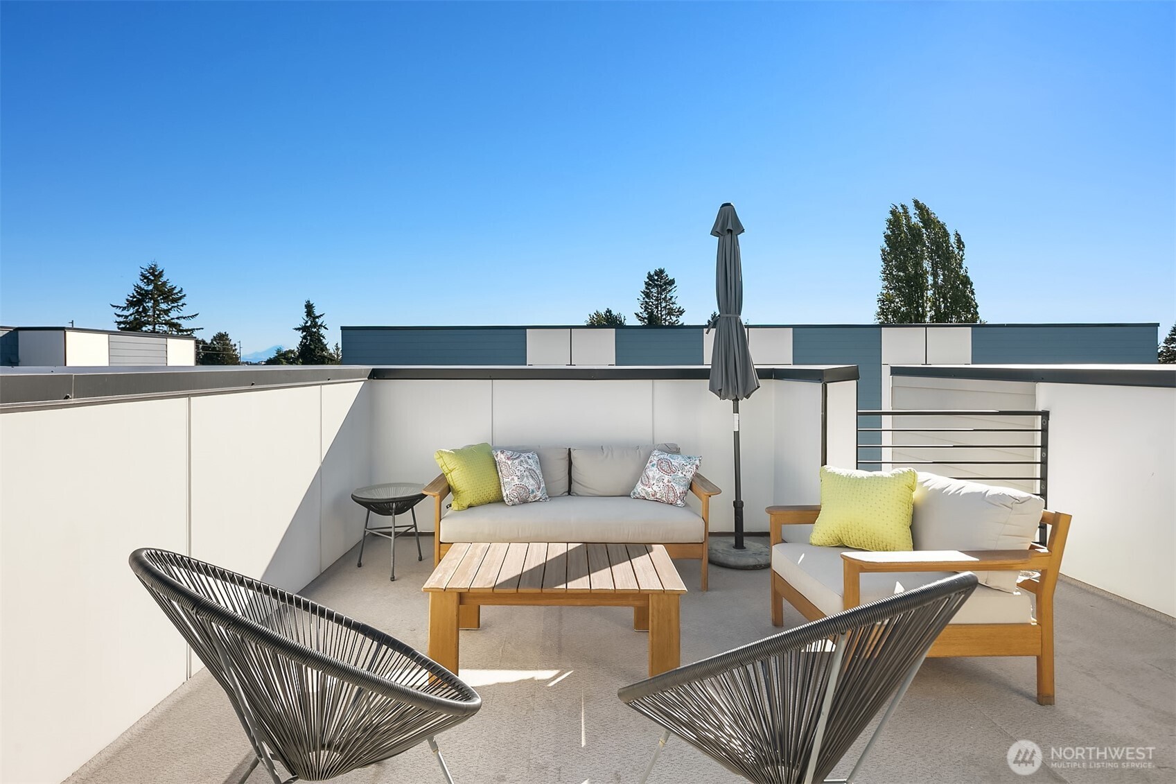 Get ready to entertain on this view deck!