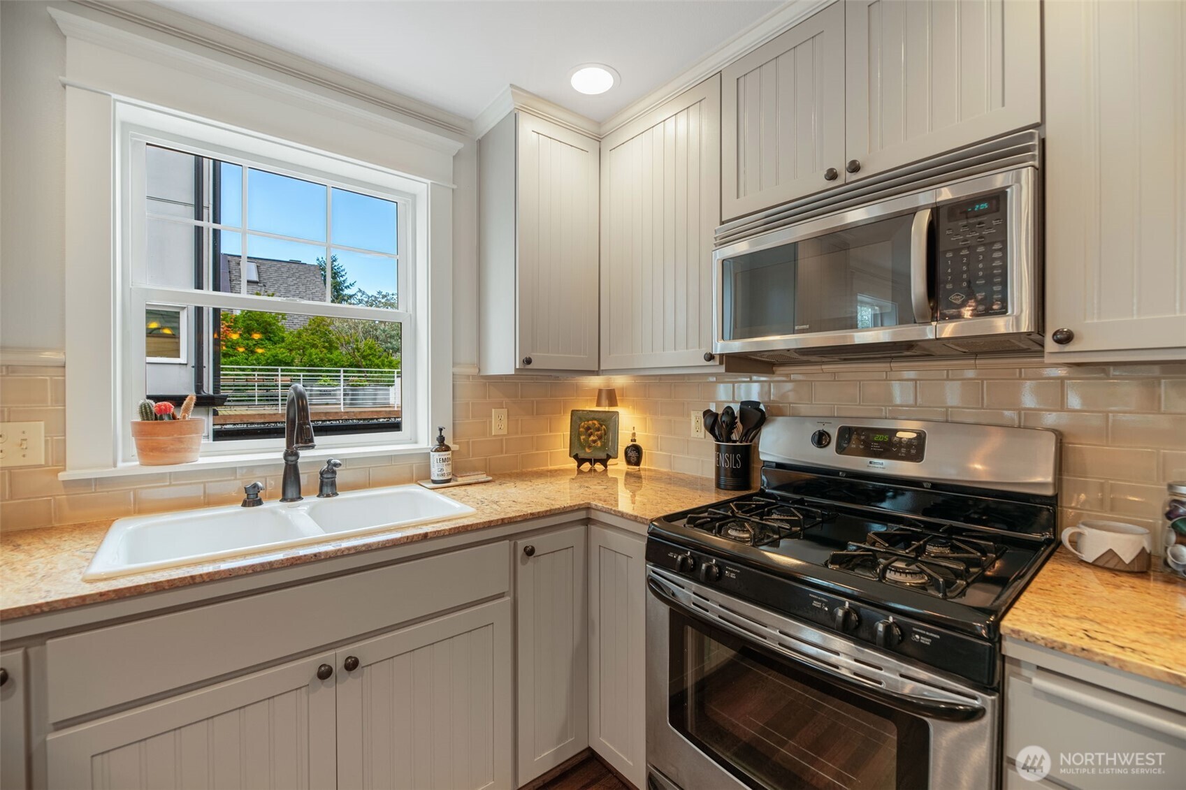 Cook's kitchen with gas range, new DW and granite coutnertops