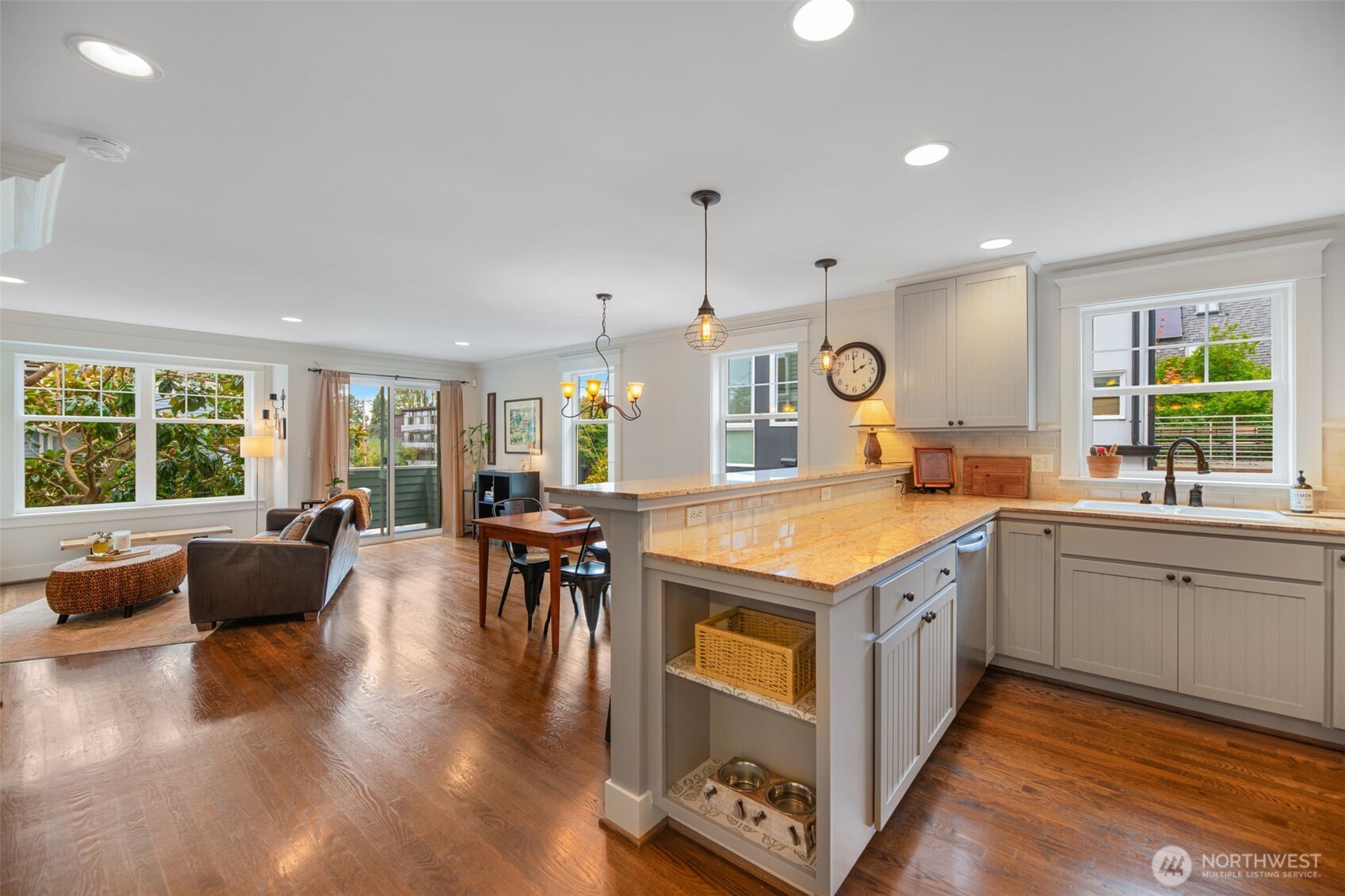 Even a space to feed your pet!