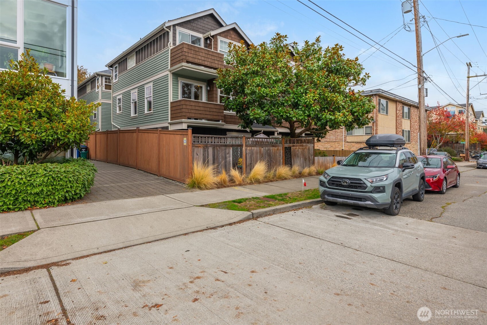 Move in just in time to enjoy the holidays in Upper Fremont...