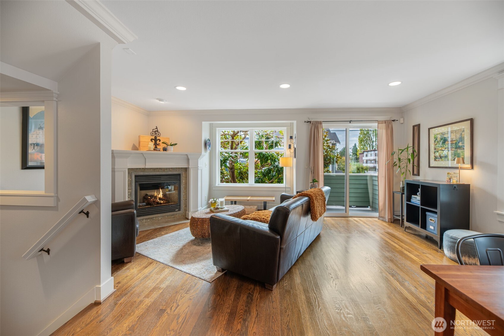 Light-filled open living/dining space