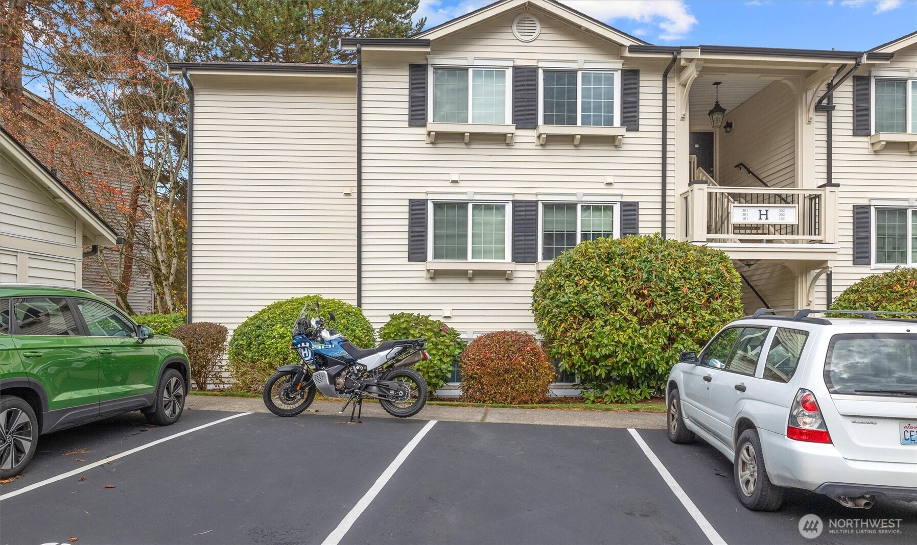 Bluegrass is a well maintained community, with very low dues of $375 per month. Outdoor pool, hot tub, clubhouse.