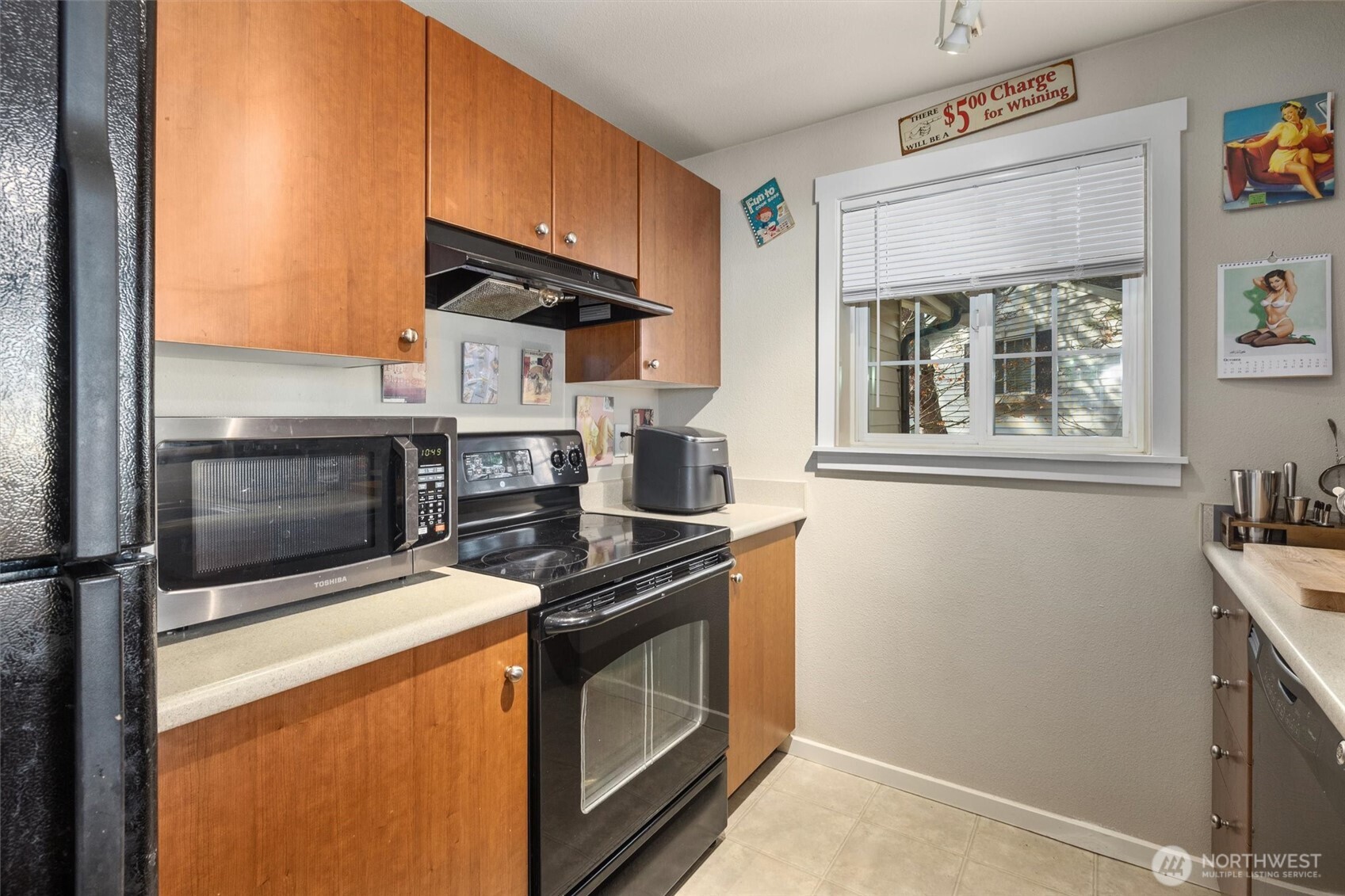 Full bath in the hall way.