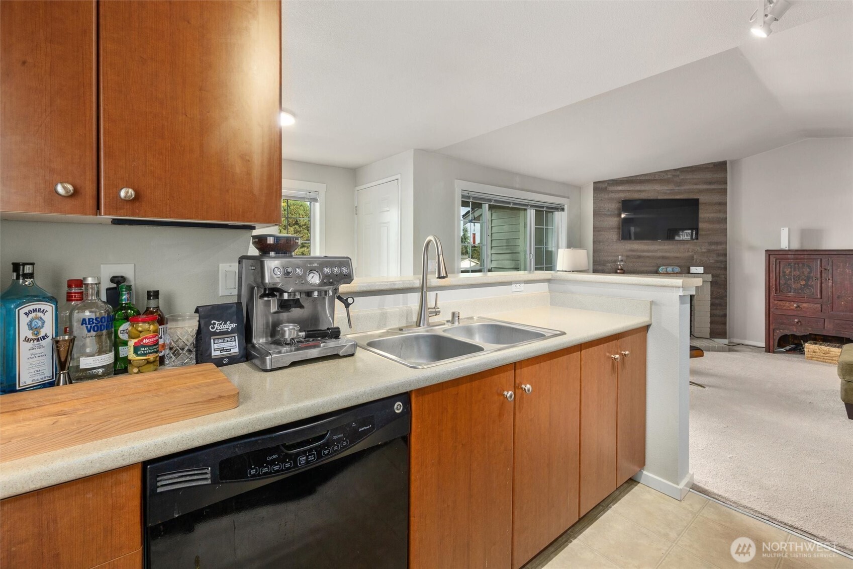 Primary bedroom w/walk in closet and full bath.