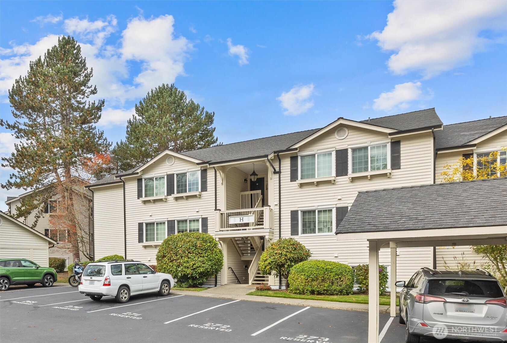 Private balcony w/ territorial view