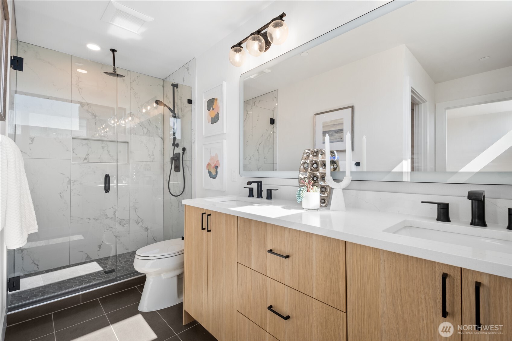 Primary Suite Bath w/Walk In Shower