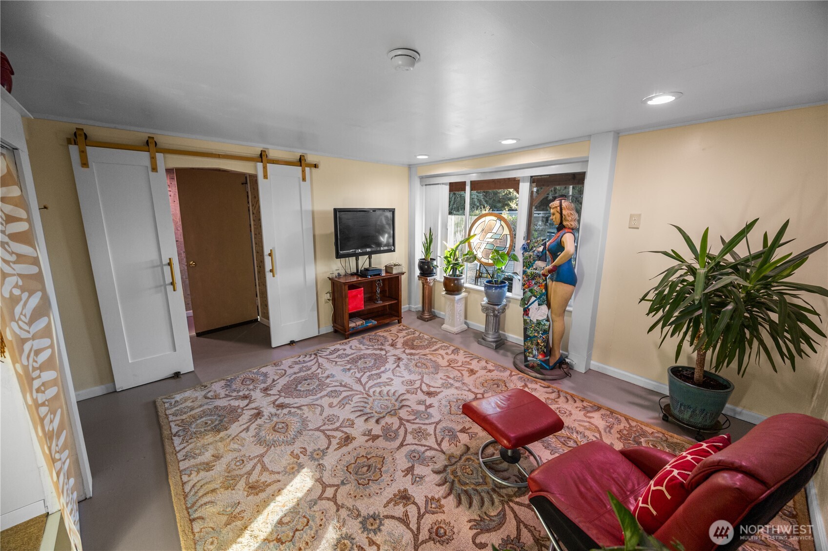 Such a fun bedroom. Loving the double barn doors.