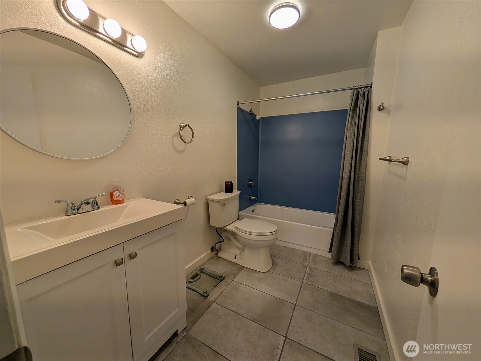 Full bathroom on the main floor