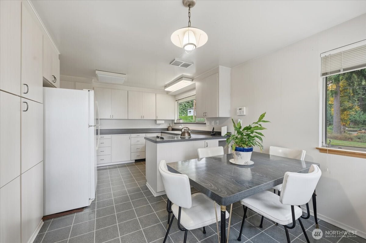 Breakfast nook area.