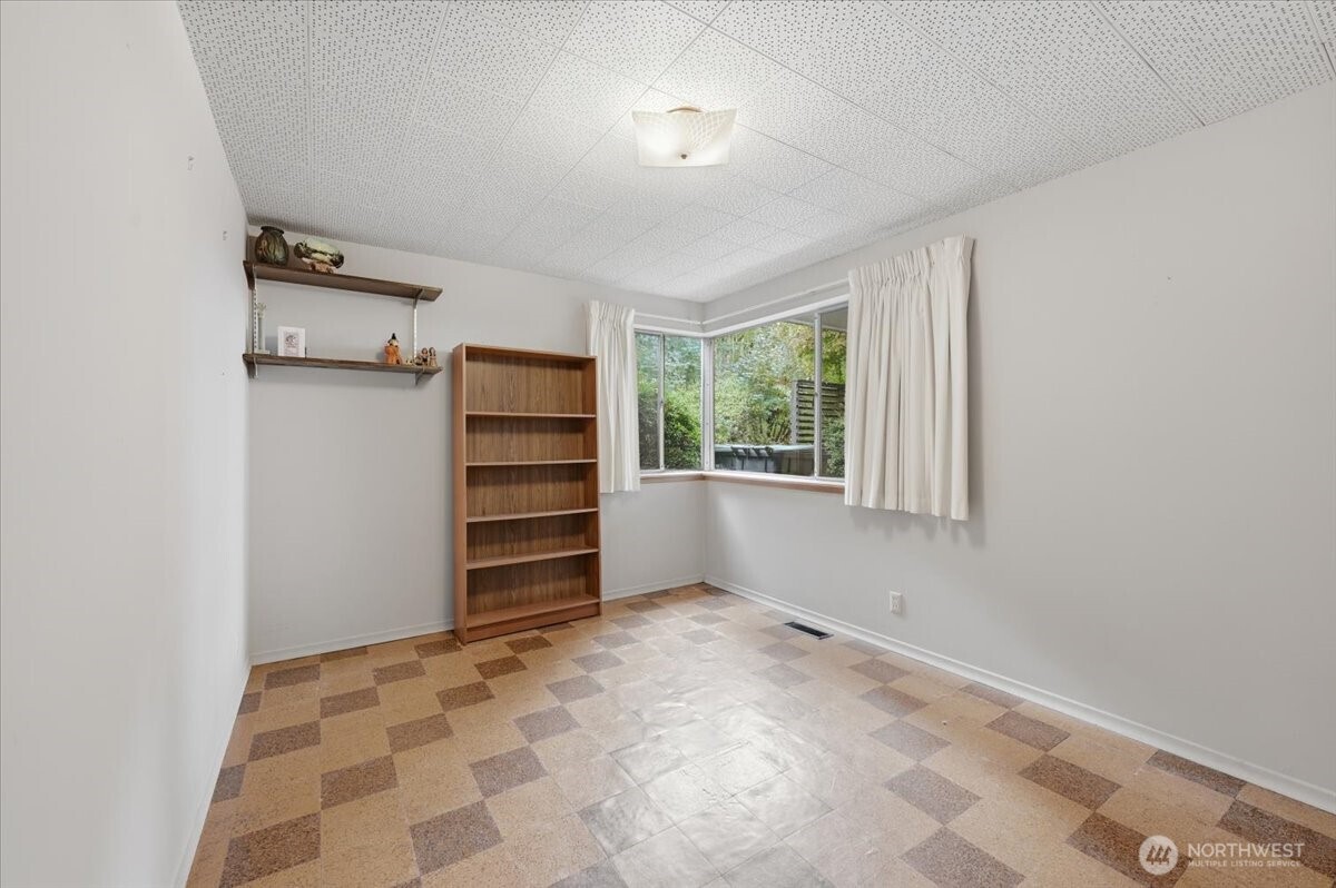 2nd lower level bedroom.