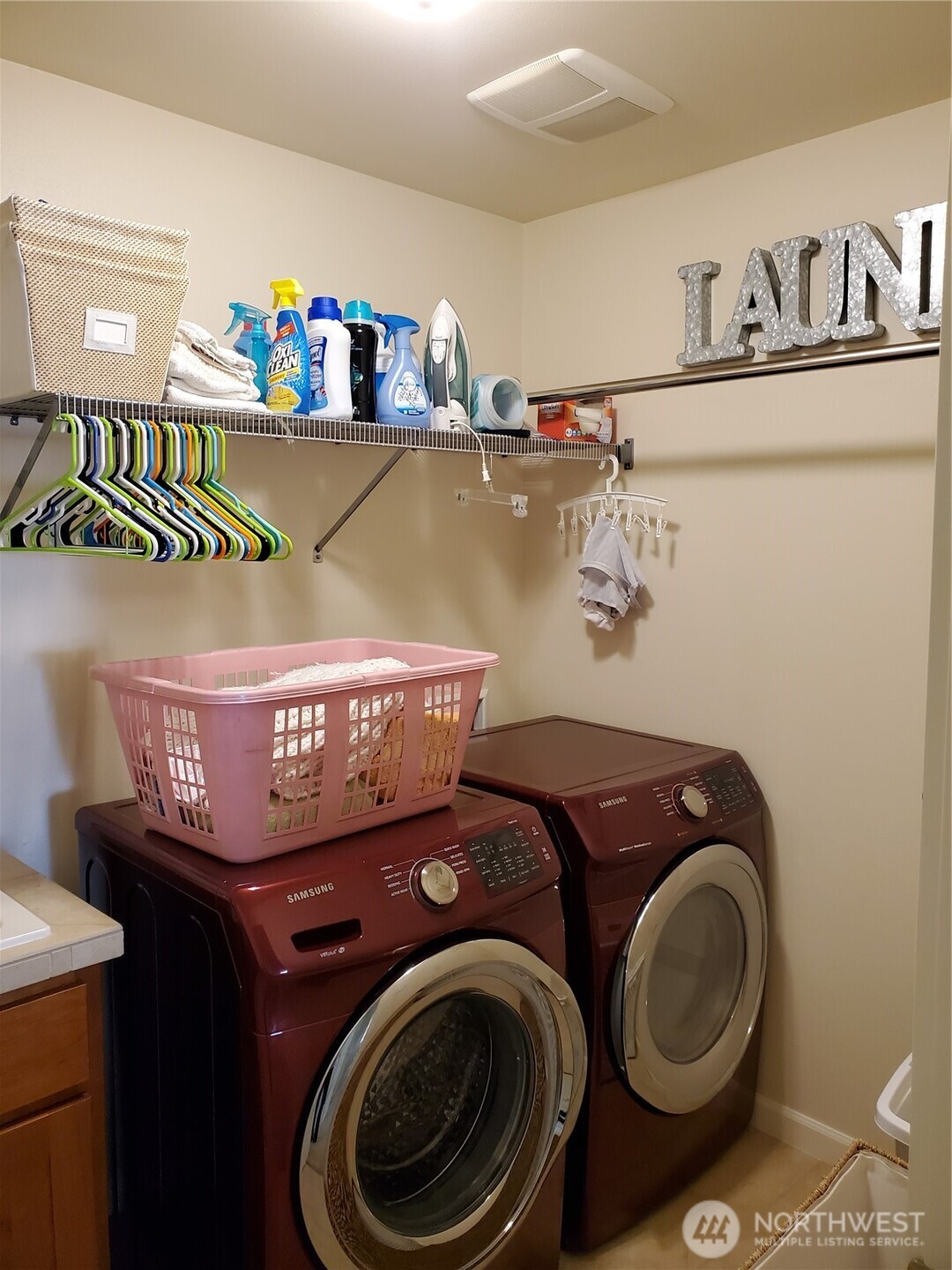 Utility room W/D stays